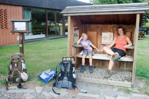 Pilgerrast in Schwalefeld direkt vor der Pilgerkirche Pilgerrast in Schwalefeld