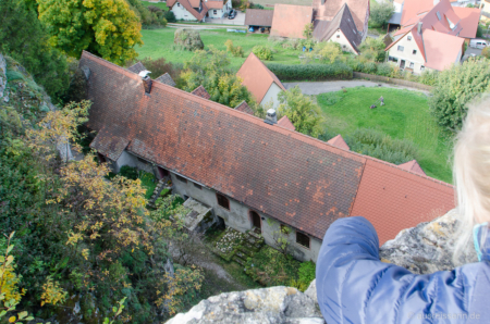 Blick hinunter zur Vorburg Blick hinunter zur Vorburg