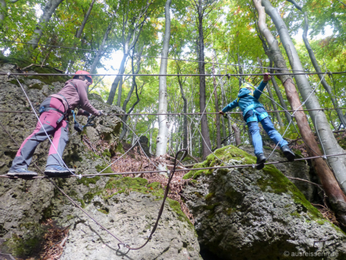 Besonders hoch ist die Hängebrücke nicht, aber wackelig. Überquerung einer Hängebrücke