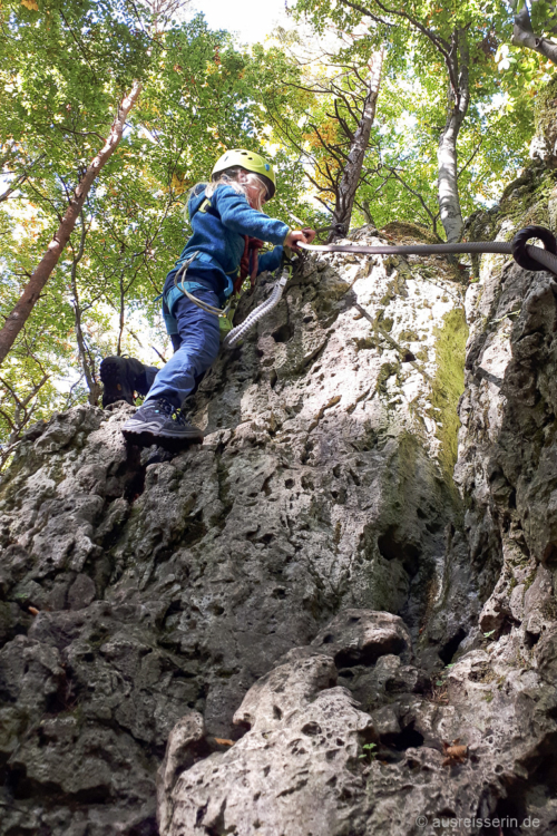 Gleich geschafft: Der Ausstieg der schwierigsten Passage des Kinderklettersteig ist in Sicht. Kinderklettersteig: Kurz vorm Ausstieg