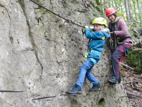 Beim Kind siehts gut aus, ich hingegen wirke etwas gequält an dem für mich niedrigen Drahtseil.
