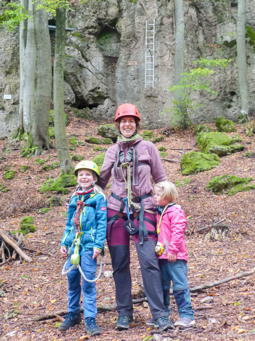 Auf gehts! Hinter uns wartet der Kinderklettersteig auf uns.