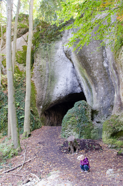 Wir steuern auf die Vogelherdsgrotte zu, die wir durchqueren. Vogelherdsgrotte