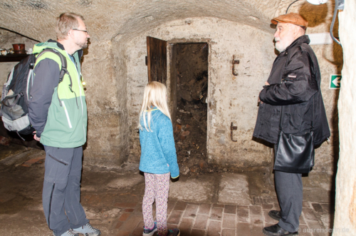 Einige Keller liegen voller Schutt und Asche aus dem 2. Weltkrieg. Schutt in manchen Felsenkellern