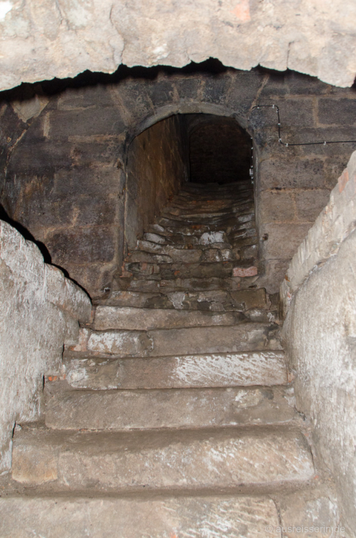 Treppenzugang zu den Felsenkellern Treppenzugang zu den Felsenkellern