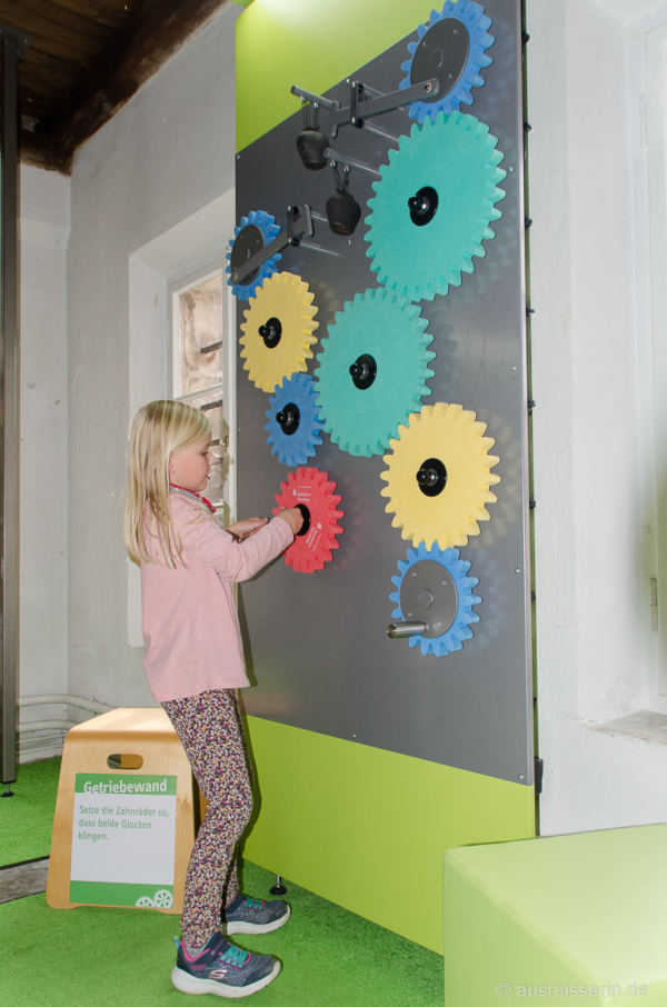 Die Zahnräder müssen so gesteckt werden, dass die beiden Glocken erklingen. Getriebewand