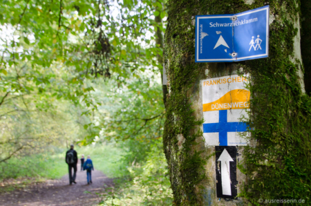 Wer den Fränkischen Dünenweg wandert, kommt auch durch die Schwarzachklamm. Fränkischer Dünenweg: Schwarzachklamm