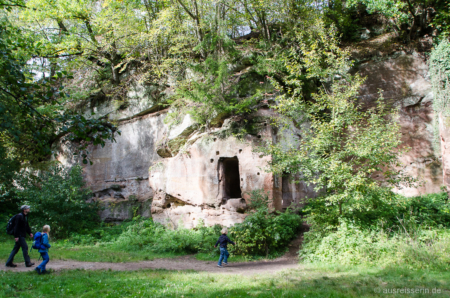 Die Mädels wollen die Überreste des ehemaligen Ausflugslokals Gsteinach erkunden.