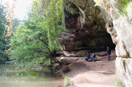 Überhang in der Schwarzachklamm: Hier hat die Schwarzach die Felswand unten stark ausgespült. Überhang in der Schwarzachklamm