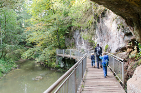 Holzsteg in der Schwarzachklamm